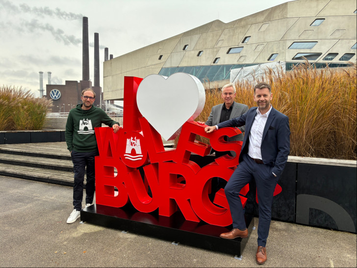  Enthüllten den neuen Fotopoint am phaeno (v.r.n.l.): Oberbürgermeister Dennis Weilmann, Kai-Uwe Hirschheide (Erster Stadtrat und Stadtbaurat) und Jens Hofschröer (Dezernent für Digitales und Wirtschaft, WMG-Geschäftsführer). 
