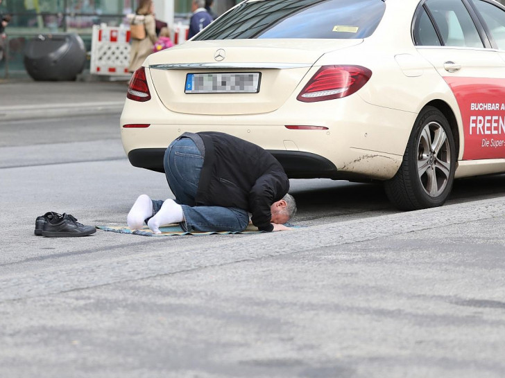Muslimischer Taxifahrer auf dem Gebetsteppich (Archiv)