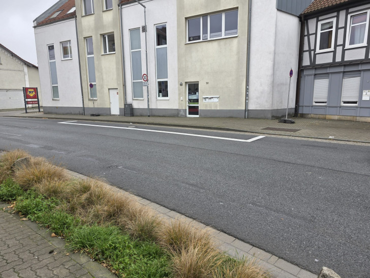 Auf der Dr.-Heinrich-Jasper-Straße wurden neue Markierungen aufgebracht.
