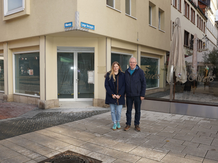 Betreiber Lisa und Peter Schittko vor dem Eckladen, in den die Erweiterung des l’Oliveto einziehen wird.