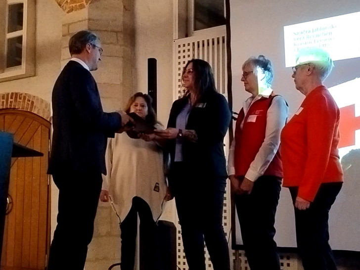 Im Rahmen einer feierlichen Zeremonie überreichte am 10.11.2025 Dominik Meyer zu Schlochtern, Erster Kreisrat des Landkreises Gifhorn, mehr als 90 ehrenamtlich tätigen Menschen aus dem Landkreis Gifhorn goldene Ehrenamtsurkunden.