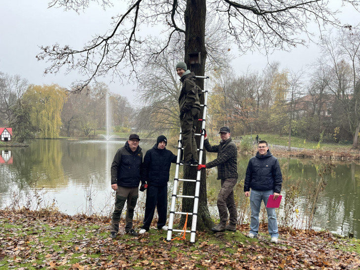 Von links: Jugendwart Benjamin Bork, Jungangler Luca, Karl, Betreuer Florian Schollmeyer und Jungangler Philip.
