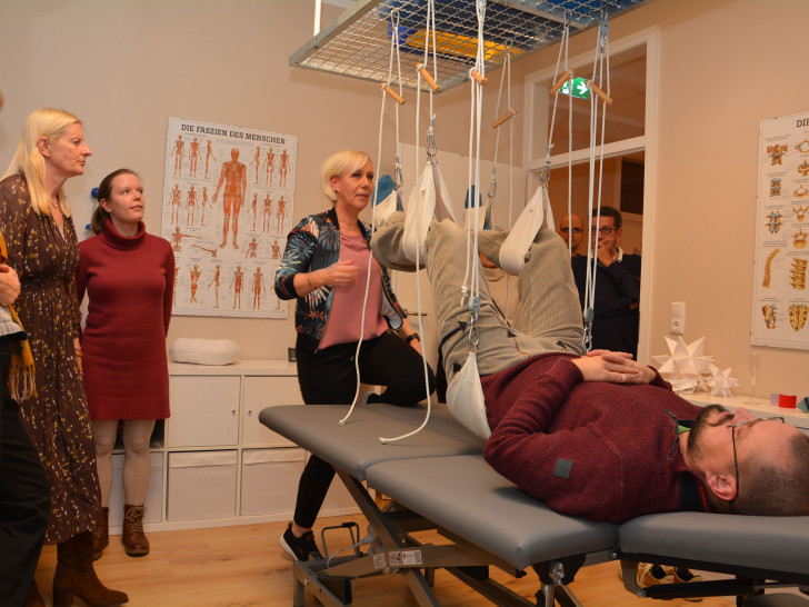 Einfach mal hängen lassen: Kathrin Döhrmann (Mitte) erläuterte mit einem schwebenden "Versuchskaninchen" die Hebelwirkungen am Schlingentisch. 