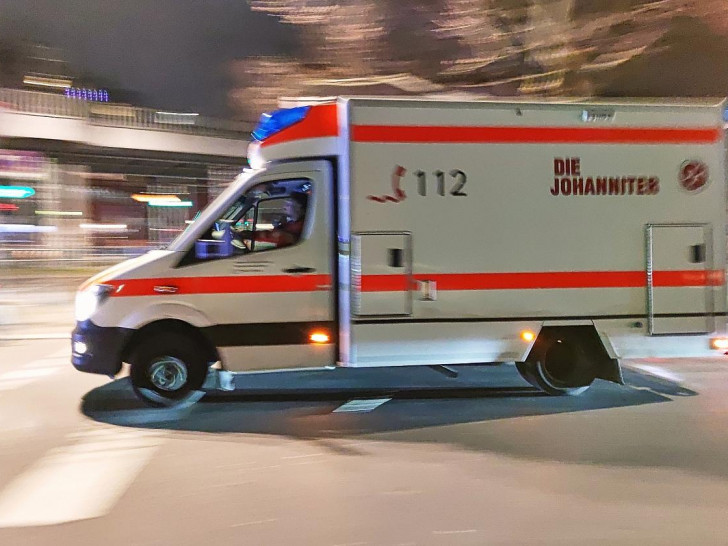 Rettungswagen der Johanniter im Einsatz bei Nacht (Archiv)