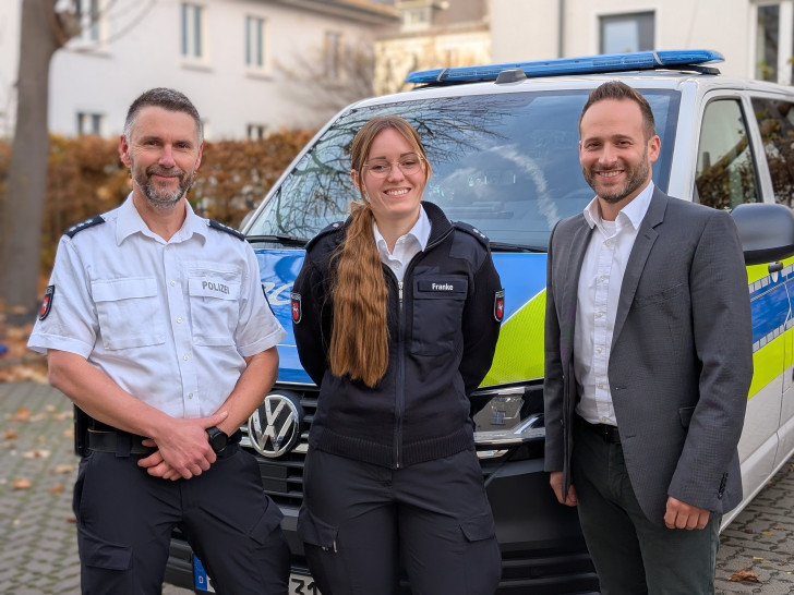 Alena Franke ist die neue Pressesprecherin der Polizei Wolfenbüttel. Sie wurde von ihrem Kollegen Matthias Pintak (links) eingearbeitet und vom Leiter des Kommissariats Niklas Meyer-Ulex (rechts) ins Amt geholt.