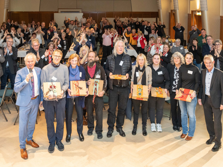 Die Ehrenamtlichen des Arbeitskreises Stadtgeschichte e.V. mit Oberbürgermeister Frank Klingebiel (re.), Annette Schudrowitz (Geschäftsführung Bäder, Sport und Freizeit Salzgitter GmbH) und Clemens Löcke, der als Moderator durch die Veranstaltung führte.