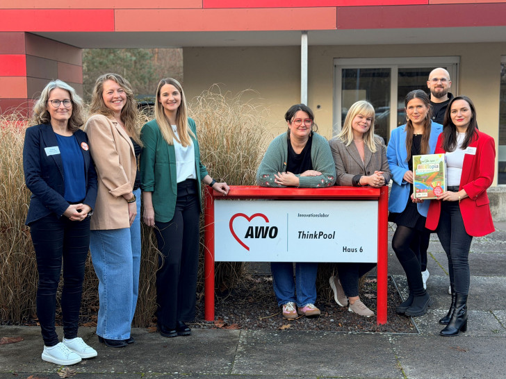  Von links: Nadine Steinhardt (Innovationsmanagerin), Stefanie Oetzmann und Melanie Krein („FlexiTime“), Merle Winterfeldt und Lina Schulze („Kräfte-Reise“), Lisa Jansen und Rebecca Neundorf („WERTopia“) sowie Jonas Schönleber (Innovationsmanager).