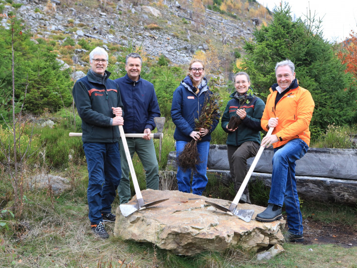 von links: Michael Rudolph (Nds. Landesforsten), Malte Heinemann (fit4future foundation Germany), Tiziana Rose (Antenne Niedersachsen), Josefine Barke (Nds. Landesforsten) und Thomas Fast (United Kids Foundations) pflanzten gemeinsam junge Buchen im Harz.