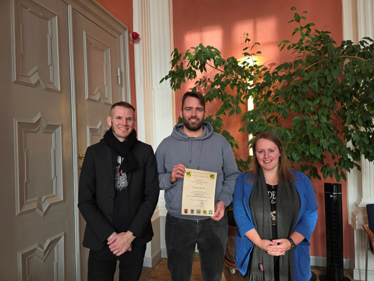 Personalchef Christian Malitzki (links) überreichte dem neuen Standesbeamten Stephan Köchy im Beisein von Standesbeamtin Alina Curland die Bestellurkunde.