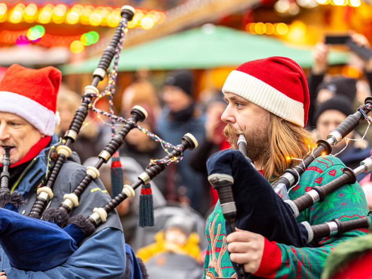 Highlight der Schottischen Weihnacht in der Weihnachtsstadt Peine: Der Auftritt der Old Town Pipe & Drum Band auf dem Historischen Marktplatz.