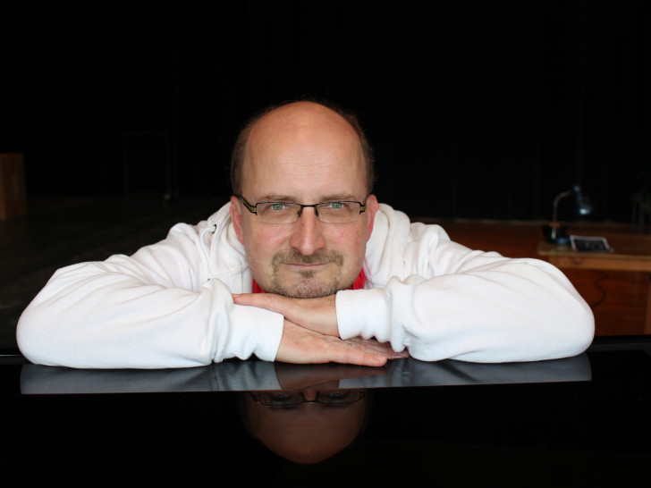 Burkhard Bauche präsentiert eine Schlagerrevue im Lindenhof-Theater.