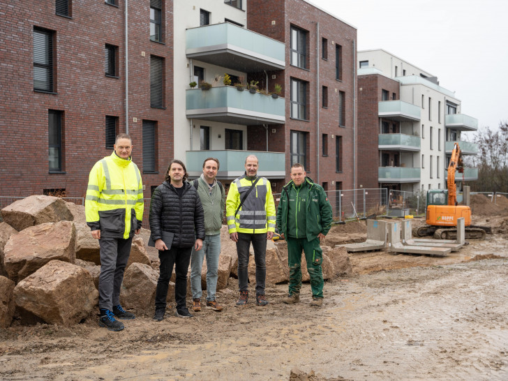 Achim Spehr (VWI), Christian Laviola (VWI), Sandro Sauer (Henning Larsen Landschaftsarchitekten), Uwe Otto (Prisma) und Polier René Burmester (Hoppe Garten- und Landschaftsbau) (v. li.).