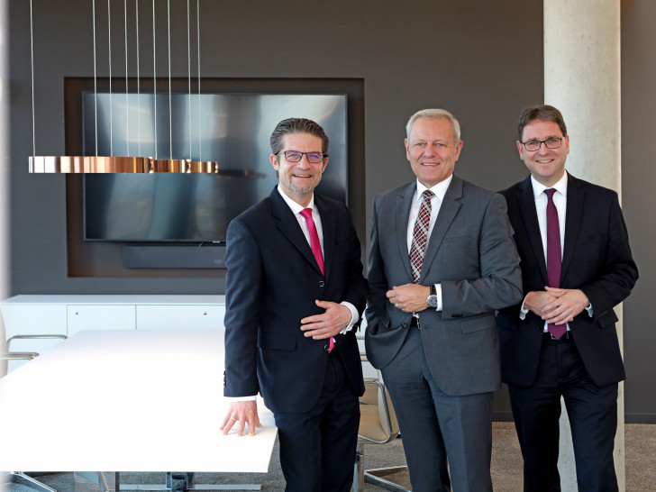 Ab Anfang Januar 2026 zu dritt im Vorstand der Volksbank BRAWO: Carsten Ueberschär (Vorstandsmitglied ab Januar 2026, links), Jürgen Brinkmann (Vorstandsvorsitzender, Mitte) und Dr. Lars Berkefeld. 