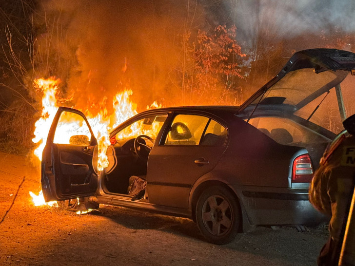 Am ersten Weihnachtsta wurde die Feuerwehr Mariental zu einem Fahrzeug-Brand im Ortsteil Horst alarmiert.