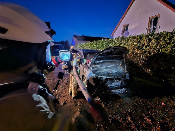 Feuerwehr Arpke bekämpft PKW-Brand (Archiv)