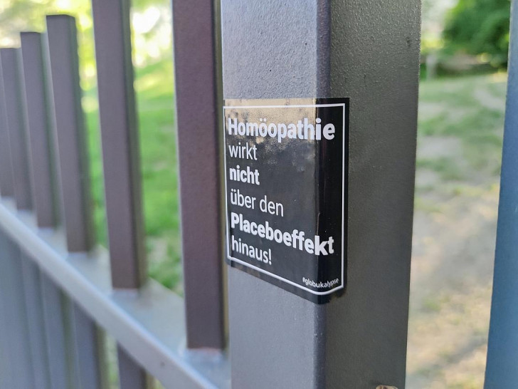 Aufkleber-Kampagne gegen Homöopathie (Archiv)