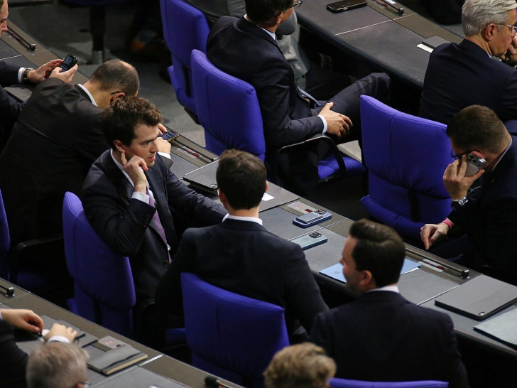 Renten-Rebellen zwischen anderen Unions-Abgeordneten am 05.12.2025