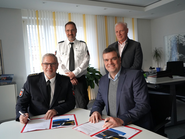Polizeidirektor Rodger Kerst, Leiter der PI Goslar, und Landrat Dr. Alexander Saipa unterzeichneten die Sicherheitspartnerschaft im Kreishaus. Umrahmt wurden sie dabei vom Ersten Polizeihauptkommissar Christian Schuhmacher (Leiter Einsatz) und Frank-Michael Kruckow (Leiter des Fachbereiches Sicherheit und Ordnung beim Landkreis Goslar).