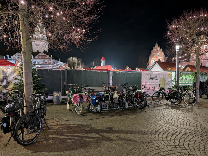 Die Fahrradabstellanlage vor dem Weihnachtsmarkt an einem Mittwochabend.