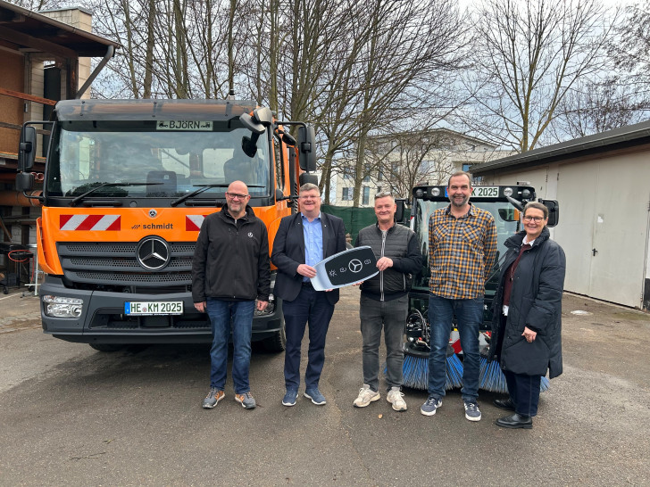 Olaf Chrost (Ahlborn Unimog Regionalvertriebsleiter), Alexander Hoppe (Bürgermeister), Oliver Marocke (Leiter Baubetriebshof), Roland Wander (stellv. Leiter Baubetriebshof) und Grit Bädekerl (Fachbereichsleitung Bauen) (v. li.).