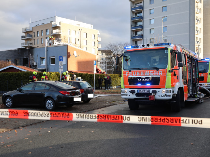 Ein brennender Anbau an einem Reihenhaus hat am Montagmorgen einen größeren Feuerwehreinsatz im Salzgitteraner Zwergenstieg ausgelöst