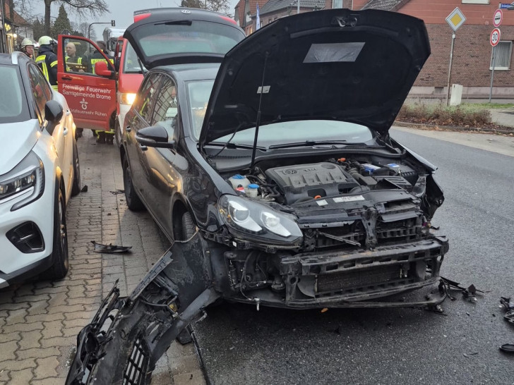Durch den Aufprall wurde die Front des Autos abgerissen.