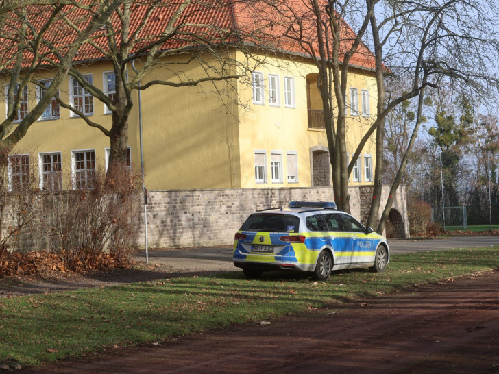Auf dem Grundstück der Schule wurde ein Toter gefunden.