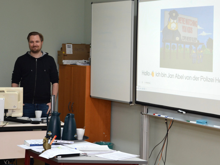 Jan Abel vom Sachbereich Prävention in der Polizei Helmstedt hatte nicht nur interessante Technik-Tools im Gepäck, sondern auch animierte Videos zum Thema Internet-Gefahren.