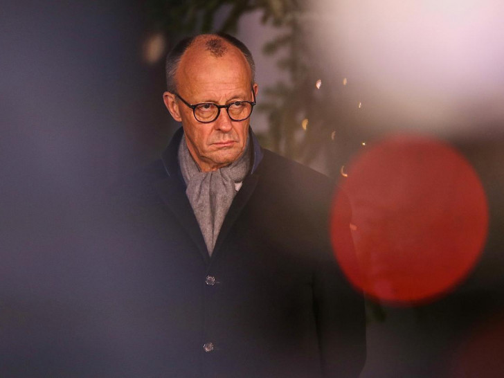 Friedrich Merz vor einem Weihnachtsbaum (Archiv)