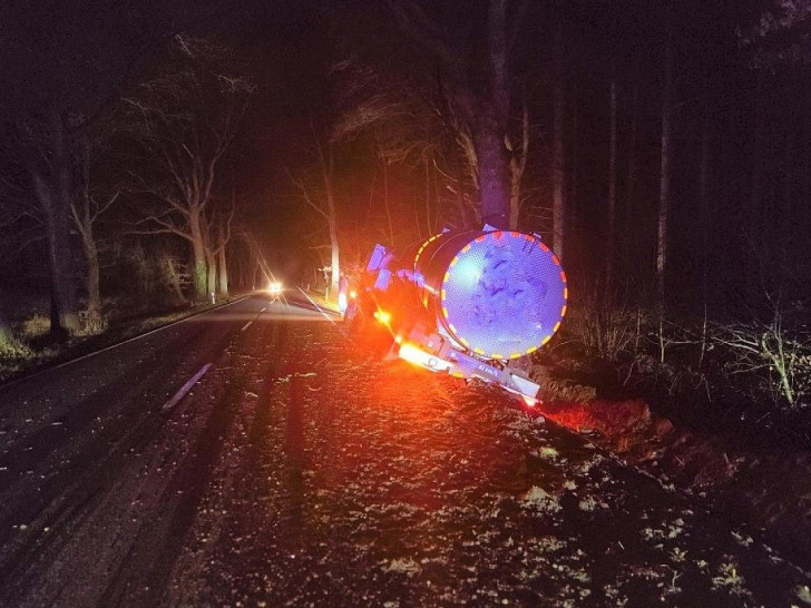 Verkehrsunfall auf der L120 im Bereich Debstedt - Milchtransporter gerät in den Seitenraum (Archiv)