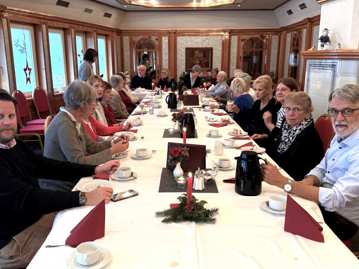 Die Grünen Damen und Herren bei der Weihnachtsfeier in Goslar mit Dorian Denner, Klinikmanager der Asklepios Harzkliniken (li. vorne).