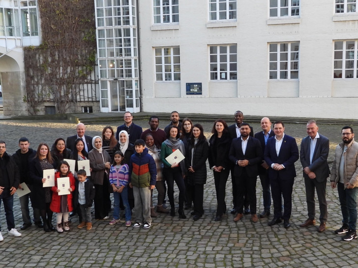 Landrat Philipp Raulfs händigte die Einbürgerungsurkunden an 35 Personen aus 17 Herkunftsländern aus.