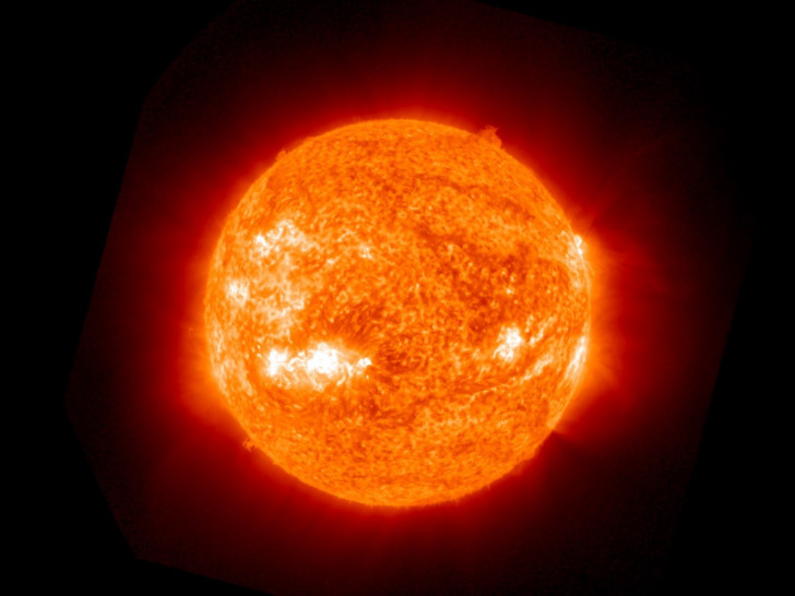 Aufnahme der großen Sonnenfleckenregionen vom 3. Dezember 2025. Am 28. November hatte ein riesiger Sonnenfleckenkomplex begonnen, den südöstlichen Sonnenrand zu passieren (helle Region in der linken unteren Hälfte des Bildes). In den nächsten ein bis zwei Tagen könnte ein Sonnenflare auftreten und gegebenenfalls eine Plasmawolke Richtung Erde ausstoßen. Sollten diese Bedingungen erfüllt werden, könnte ein geomagnetischer Sturm auftreten – mit der Möglichkeit, dass bei klarem Himmel Polarlichter auch in Deutschland sichtbar werden. 