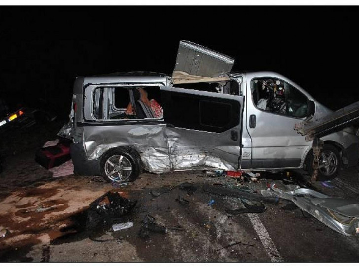 Kleinbus nach Notöffnung durch die Feuerwehr (Archiv)