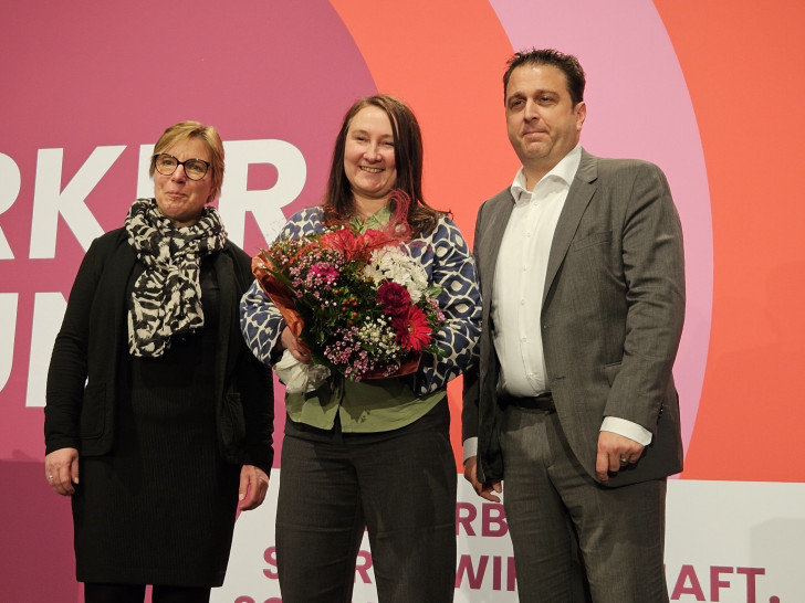 Agnieszka Zimowska (Mitte) mit Ernesto Harder, DGB-Bezirksvorsitzender und Katrin Skirlo, stellvertretende DGB-Bezirksvorsitzende. Ebenfalls beide heute neu gewählt.  