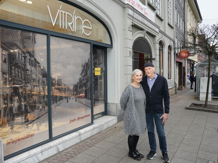 Christiane und Uwe Thomas vor ihrem Haus der Geschenke: Links die ehemalige Vitrine, rechts die kleine Vitrine.