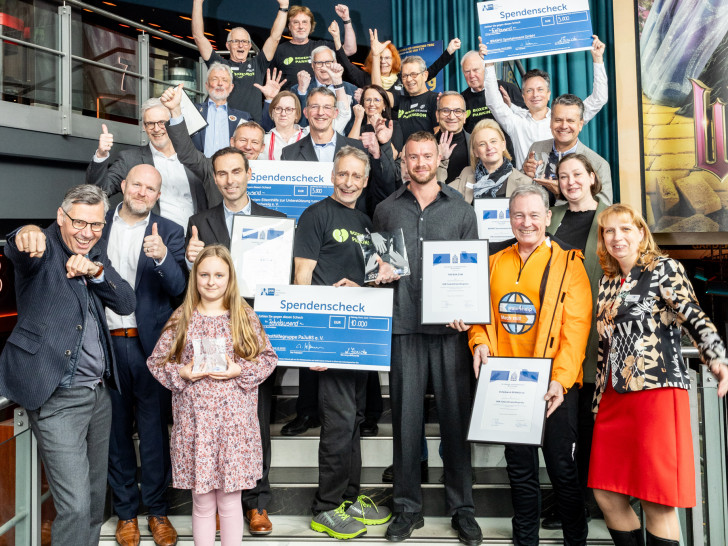 Viele strahlende Gesichter bei den Preisträgerinnen und Preisträgern des IHK-Sozialtransferpreises 2025.