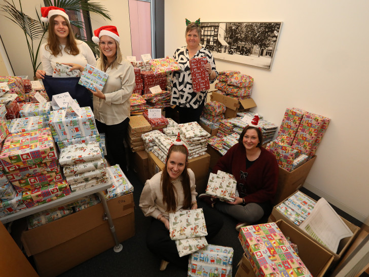 Hier wird für den Weihnachtsmann gearbeitet: Fleißige Helfer verpacken die vielen Geschenke, damit sie pünktlich zu Heiligabend ankommen.