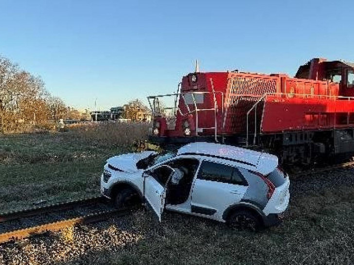 Kia und Diesellok kollidiert