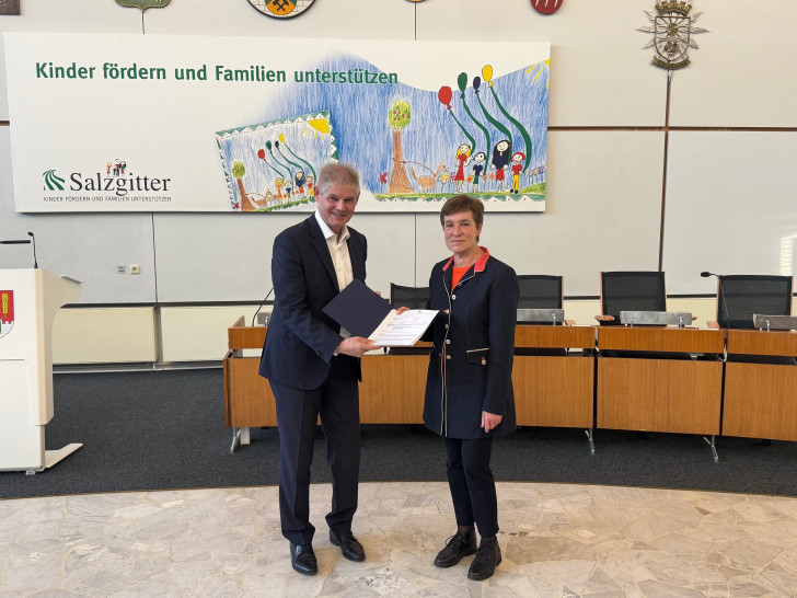 Dezernatsleiterin Astrid Paus überreicht Oberbürgermeister Frank Klingebiel im Ratssaal die Zuwendungsbescheide