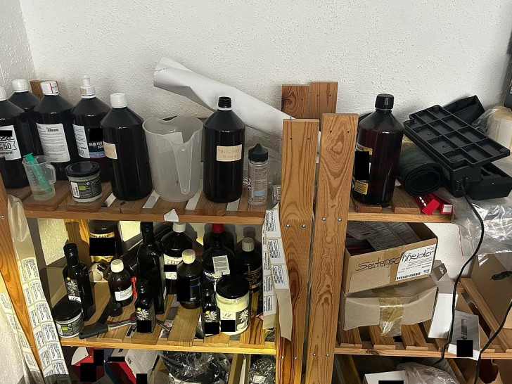 Lagerregal mit verschiedenen Materialien zum Herstellen von Liquid (Archiv)