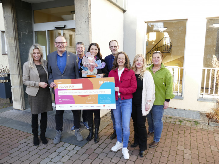 Freuen sich über den Deutschen Kita-Preis: Kreis-Sozialdezernentin Prof. Dr. Andrea Friedrich (von links), Henrik Kühn, Amtsleiter für Bildung und Kultur der Stadt Peine, Jugendamtsleiter Maik Zilling, Elisa Behrens, Koordinatorin Präventionsketten beim Landkreis Peine, Stadtrat Christian Axmann, Katja Keunecke, Leiterin der Kita "Schatzkiste" sowie Diana Eichler, Leiterin der Wallschule Sally Perel und Kita-Fachberaterin Christine Peukert.