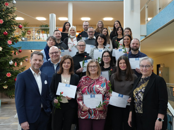 Oberbürgermeister Dennis Weilmann (vorne links), Stadträtin Iris Bothe (vorne rechts) und Kinderbeauftragte Katrin Dedolf (zweite von links) überreichten Mitarbeitern der Stadt Wolfsburg die Urkunde als Kinderrechte-Beauftragte. 