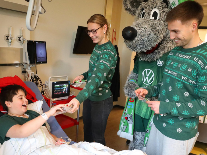 VfL Wolfsburg Krankenhaus-Tour im Klinikum mit Kilian Fischer und Sarai Linder.