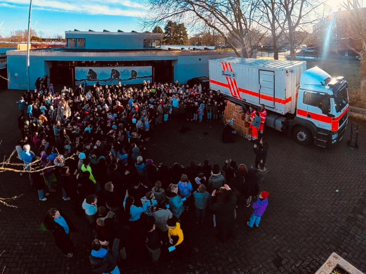 Die Ehrenamtlichen der Johanniter beim Einsammeln der Pakete