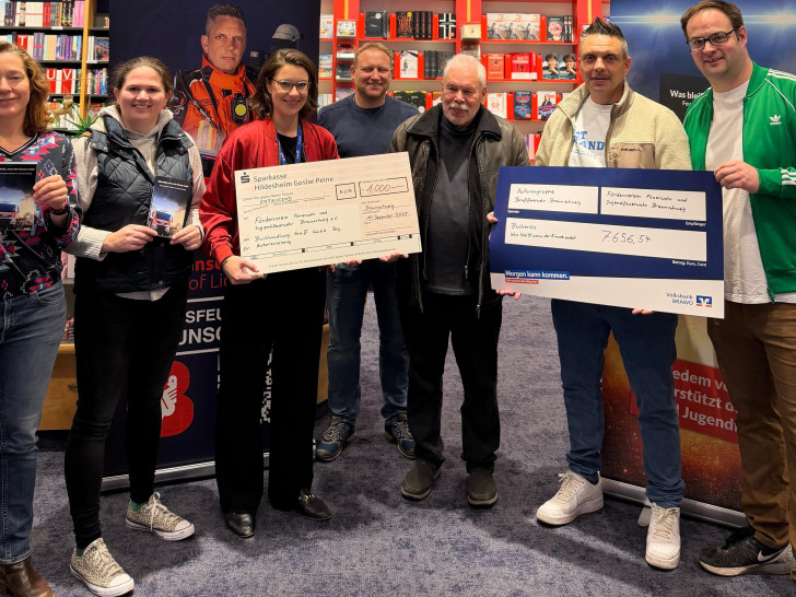 Marina Thies, Tatjana Kopischke (Autorenteam BF Braunschweig) Maria Meibohm (Buchhandlung Graff), Markus Meyne (Autorenteam BF Braunschweig) Hans-Ludwig Sämann (Förderverein Feuerwehr Braunschweig) Nando Pasternak und Sven-Michael Jacobs (Autorenteam BF Braunschweig) bei der Scheckübergabe am Mittwoch, 10. Dezember, in der Buchhandlung Graff (v. li.).