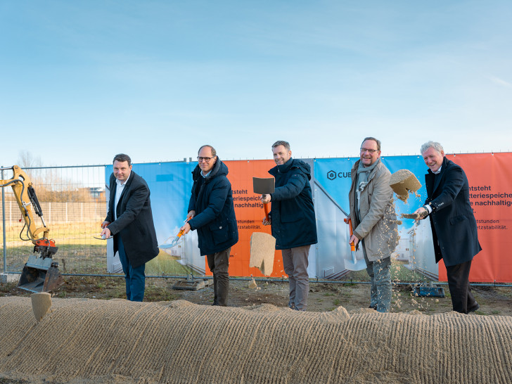 René Lange, Geschäftsführer LSW, Dr. Albrecht Kindler, CFO CUBOS, Dennis Weilmann, Oberbürgermeister der Stadt Wolfsburg, Thomas Kraus, Vorstand Wolfsburg AG und Marc Wille, CEO CUBOS (v. li.).