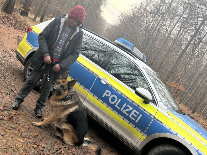 Glücklich wieder vereint: Die Besitzerin und ihr Schäferhund.