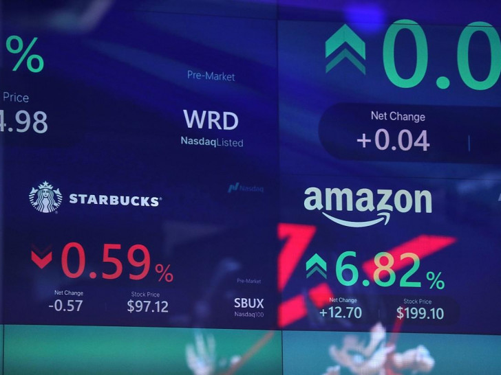 Börsenkurse von Starbucks und Amazon an der Nasdaq (Archiv)