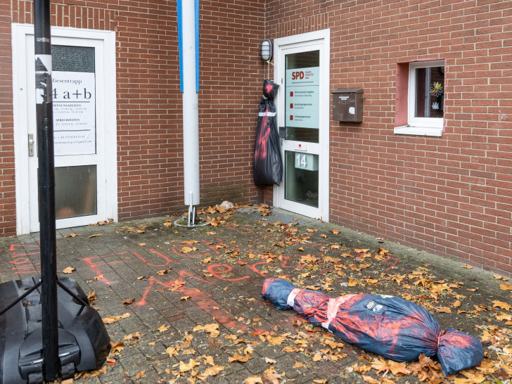 Unbekannte hatten vermeintliche Leichensäcke vor der SPD-Zentrale abgelegt beziehungsweise angebracht.